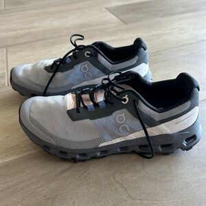 OnCloud OC Sneakers - Women’s size 8